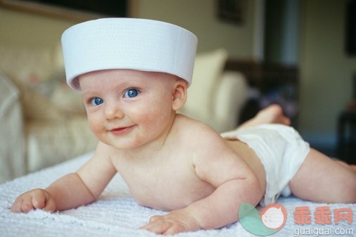 主题,时尚,构图,图像,摄影_200427679-001_Baby girl (12-15 months) wearing hat on bed, smiling, portrait_创意图片_Getty Images China