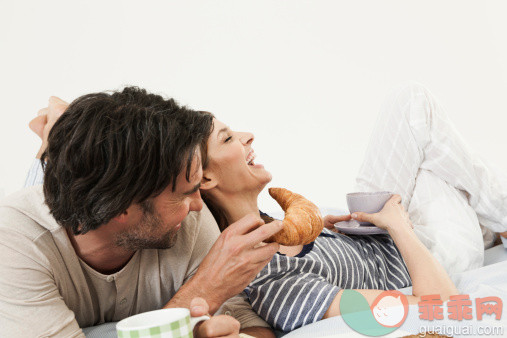 人,饮食,休闲装,饮料,食品_153951950_Germany, Berlin, Mature couple having breakfast in bed_创意图片_Getty Images China