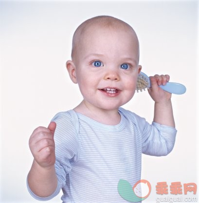 美,摄影,连身衣,面部表情,微笑_200438977-002_Baby boy (9-12 months) brushing hair, smiling, close up_创意图片_Getty Images China