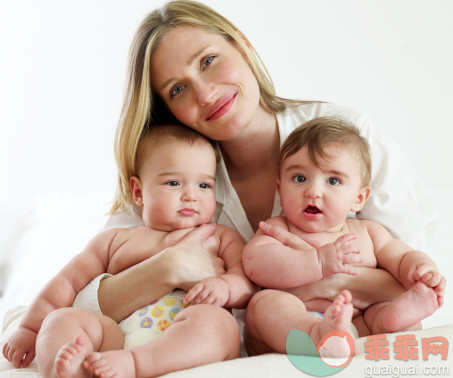 概念,构图,图像,摄影,肖像_73930693_Woman with two baby boys, portrait_创意图片_Getty Images China