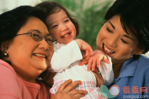 摄影,家庭,面部表情,微笑,快乐_200294111-001_asian family_创意图片_Getty Images China