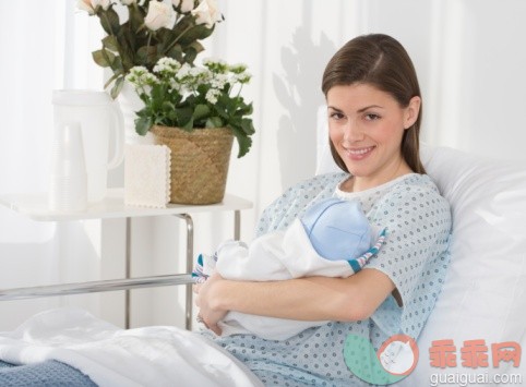 概念,主题,健康保健,人生大事,构图_73782973_Portrait of mother holding newborn baby in hospital_创意图片_Getty Images China