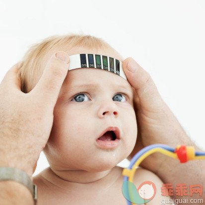 摄影,室内,温度计,人,医生_57307703_Person checking temperature of baby_创意图片_Getty Images China