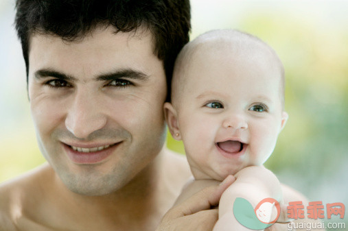 摄影,肖像,黑发,户外,核心家庭_56809064_Close-up of a father with his baby girl_创意图片_Getty Images China