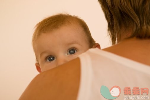 摄影,白色,白色背景,看,不看镜头_57330284_Baby peeking head over father's shoulder_创意图片_Getty Images China