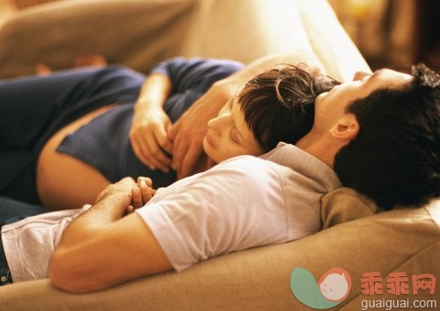 健康生活方式,健康的,摄影,休息,姿态_pha093000077_Man and pregnant woman on sofa_创意图片_Getty Images China