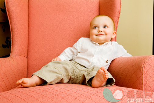 概念,主题,家庭生活,构图,图像_200505914-001_Baby boy (9-12 months) sitting in armchair_创意图片_Getty Images China