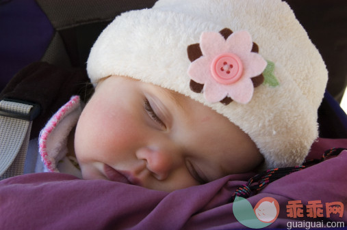 构图,图像,摄影,肖像,拍摄环境_74094999_California. A sleeping baby girl in a furry hat with a felt flower on it._创意图片_Getty Images China