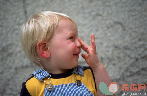 摄影,面部表情,微笑,工作服,户外_71111811_A baby boy happily touches his nose._创意图片_Getty Images China