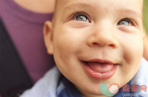摄影,户外,人的嘴,父母,母亲_200317013-001_Baby boy (6-9 months) smiling, close-up_创意图片_Getty Images China