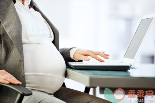 巨大的,人,巨大的,桌子,书桌_482763153_Pregnant business  woman using  lap top._创意图片_Getty Images China