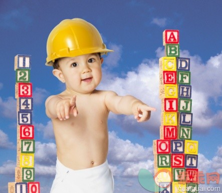 概念,主题,教育,工业,建筑业_76132647_Asian baby wearing hard hat next to blocks_创意图片_Getty Images China