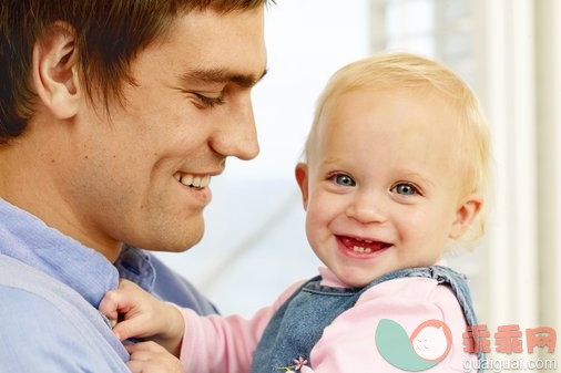 摄影,室内,面部表情,微笑,女儿_stk201381rke_close up view of father holding baby  daughter (12-18 months) and smiling_创意图片_Getty Images China