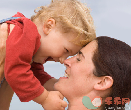 概念,构图,图像,摄影,视角_200484090-001_Woman holding baby son (18-21 months), close-up_创意图片_Getty Images China