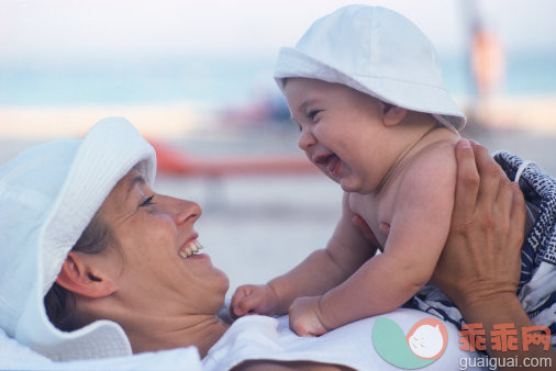 摄影,父母,母亲,斜躺着,室内_3003-000532_Mother Holding Baby_创意图片_Getty Images China