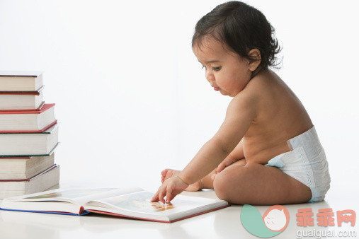 人,尿布,教育,影棚拍摄,四分之三身长_135538512_Hispanic baby girl reading book_创意图片_Getty Images China