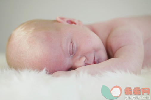 概念,构图,图像,摄影,视角_74881672_Sleeping baby_创意图片_Getty Images China