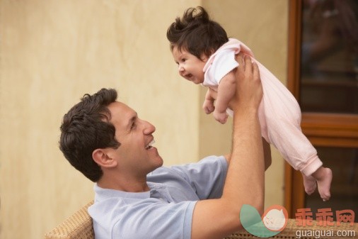 概念,构图,图像,摄影,视角_72541515_Father smiling and holding up baby_创意图片_Getty Images China