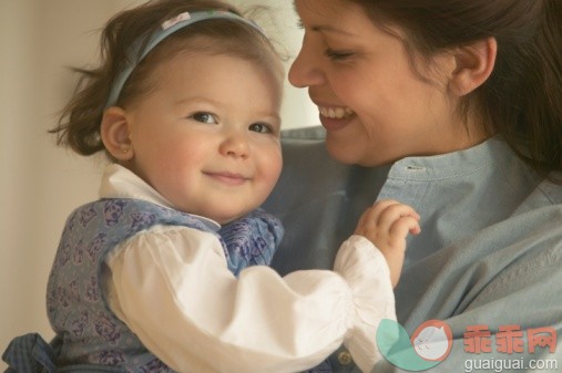 概念,视角,构图,图像,摄影_72541946_Hispanic mother holding smiling baby_创意图片_Getty Images China