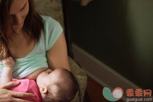 概念,饮食,健康食物,主题,家庭生活_73232143_Close up of mother breast-feeding baby indoors_创意图片_Getty Images China