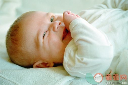 摄影,手,室内,面部表情,微笑_imsis578-001_Happy baby_创意图片_Getty Images China