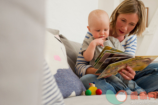 人,休闲装,住宅内部,沙发,牛仔裤_521982257_Mature mother and baby daughter on sitting room sofa reading storybook_创意图片_Getty Images China