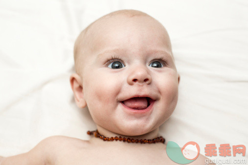 人,2到5个月,室内,人的嘴,项链_482142823_Caucasian baby boy smiling on blanket_创意图片_Getty Images China