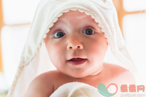 人,2到5个月,室内,快乐,白人_482141817_Caucasian baby wrapped in towel_创意图片_Getty Images China