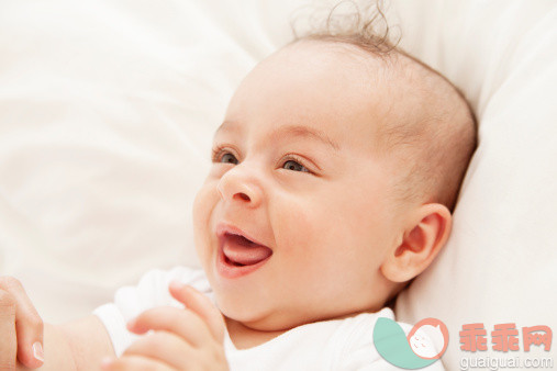 人,婴儿服装,2到5个月,影棚拍摄,笑_168611103_Baby laughing, close up_创意图片_Getty Images China