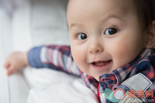 人,休闲装,婴儿服装,微笑,可爱的_558948649_Portrait of baby boy, looking at camera, smiling_创意图片_Getty Images China