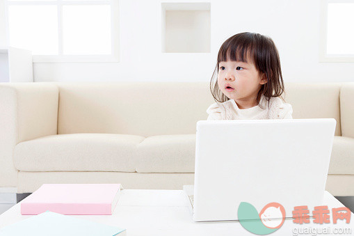 人,教育,技术,影棚拍摄,室内_569741901_Baby girl playing with laptop and looking away,_创意图片_Getty Images China