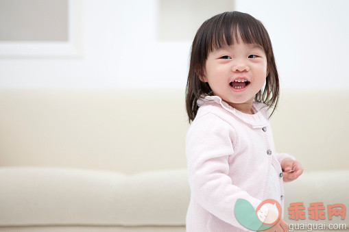 人,教育,影棚拍摄,室内,微笑_569741943_Baby girl smiling happily and looking away,_创意图片_Getty Images China