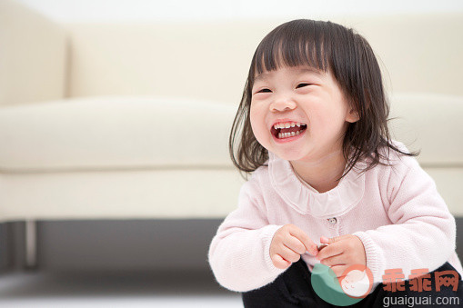 人,教育,影棚拍摄,室内,微笑_569741945_Baby girl smiling happily and looking away,_创意图片_Getty Images China