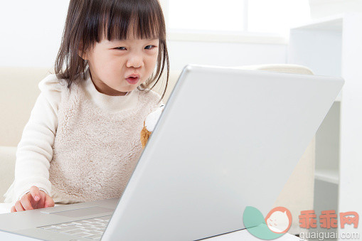 人,教育,技术,影棚拍摄,室内_569741911_Baby girl playing laptop with smile,_创意图片_Getty Images China