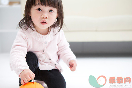 保险,人,教育,金融,影棚拍摄_569741939_Baby girl holding piggy bank and looking at the camera,_创意图片_Getty Images China