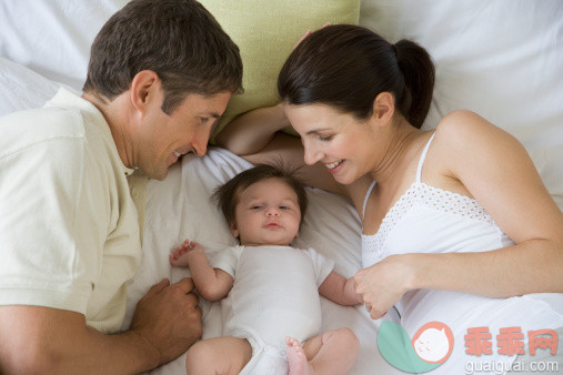 人,床,人生大事,室内,快乐_80356603_Parents smiling at baby_创意图片_Getty Images China