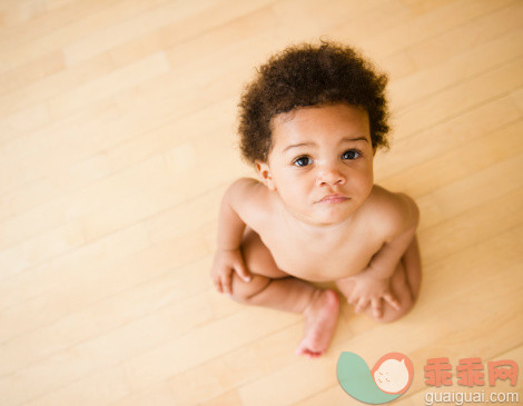 人,室内,卷发,棕色头发,非裔美国人_148194815_Serious Black baby girl sitting on floor_创意图片_Getty Images China