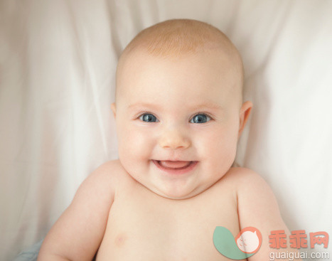 人,生活方式,2到5个月,室内,快乐_129301973_Smiling Caucasian baby girl_创意图片_Getty Images China