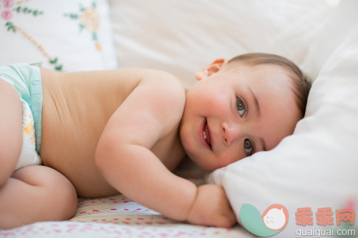 人,床,尿布,生活方式,12到17个月_478169095_Baby boy laying on bed_创意图片_Getty Images China