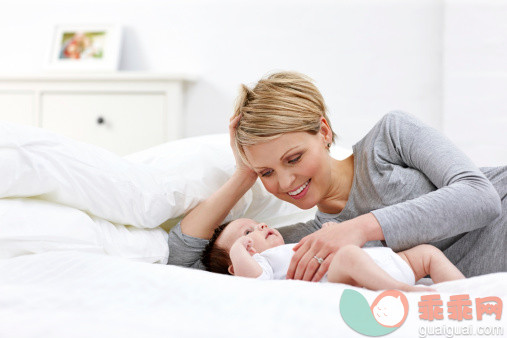 人,住宅内部,床,生活方式,12到17个月_507773119_Mother and son lying on bed_创意图片_Getty Images China