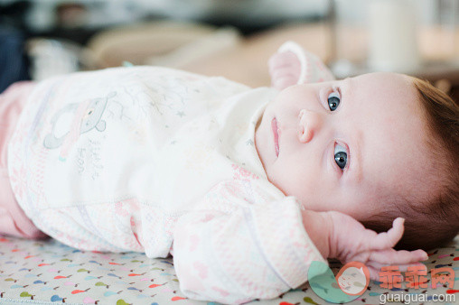 人,室内,躺,可爱的,6到11个月_558950347_Baby girl lying down, portrait_创意图片_Getty Images China