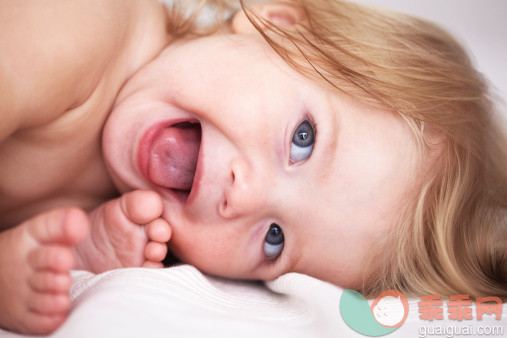 人,室内,人的嘴,快乐,金色头发_168849278_Close up of baby girls smiling face_创意图片_Getty Images China