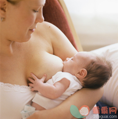 人,室内,30岁到34岁,35岁到39岁,爱的_86161363_Mom nursing baby daughter_创意图片_Getty Images China