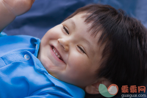 人,12到17个月,室内,快乐,棕色头发_143383107_Smiling Hispanic baby boy_创意图片_Getty Images China