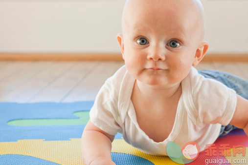 席子,人,四分之三身长,室内,白人_169259880_Caucasian baby crawling on plastic mat_创意图片_Getty Images China