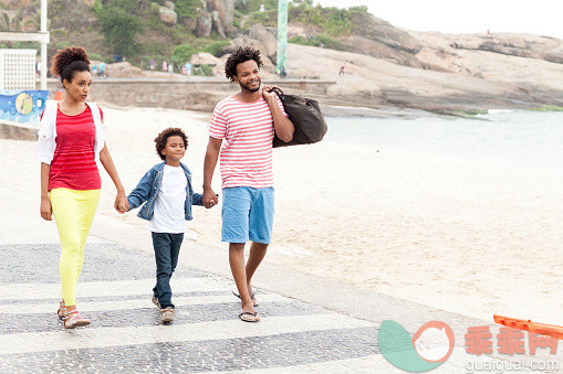 人,休闲装,牛仔裤,T恤,短裤_558947131_Couple and son strolling hand in hand, Ipanema beach, Rio De Janeiro, Brazil_创意图片_Getty Images China