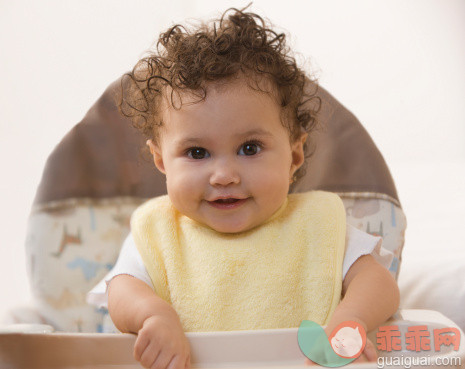 人,生活方式,室内,快乐,卷发_138307829_Mixed race baby girl sitting in highchair_创意图片_Getty Images China