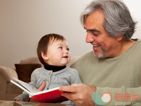 人,教育,12到17个月,室内,50到54岁_112704762_Grandfather reading book to granddaughter_创意图片_Getty Images China