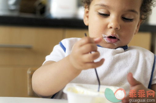 凌乱,人,食品,室内,住宅房间_157339606_Child eating yoghurt_创意图片_Getty Images China