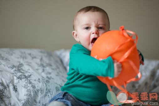 人,休闲装,气球,床,T恤_496207649_Boy playing with balloon._创意图片_Getty Images China